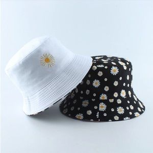 🌼 Reversible Daisies Bucket Hat